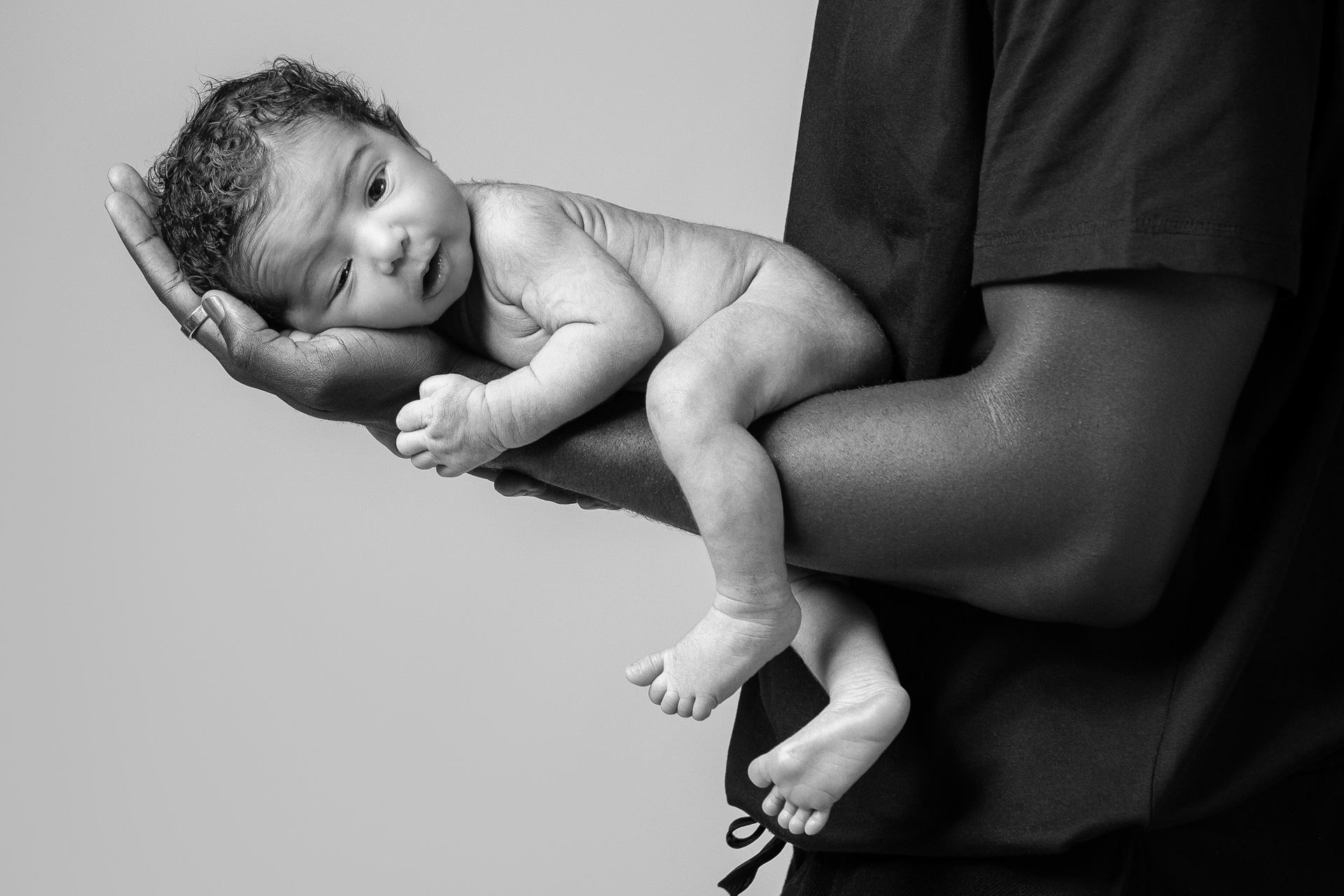 Destaque Fotografia Newborn Lifestyle com pais no Carregado